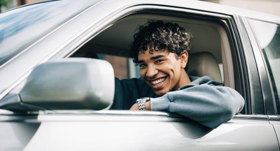 Ung kille i bil.