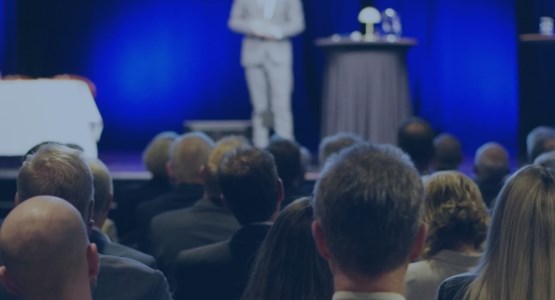 Människor framför scen