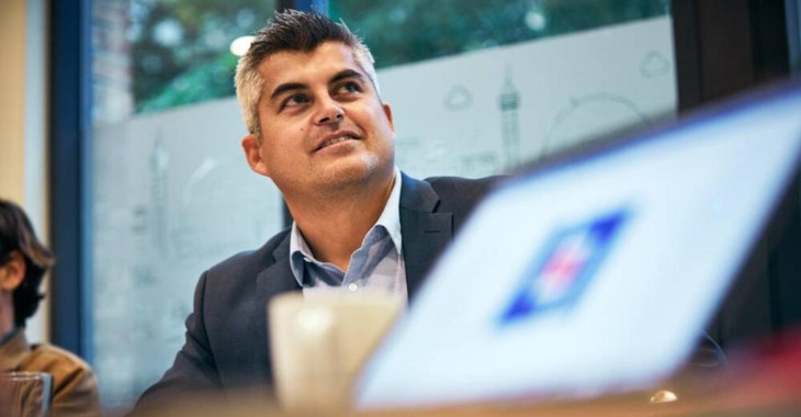 Man sitter framför dator som har en LF-logga.