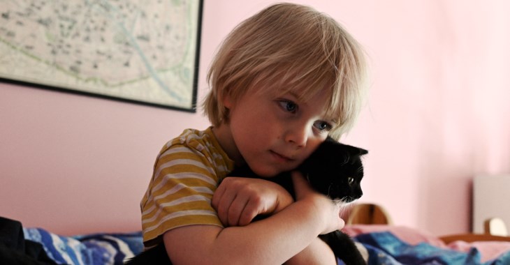 Två tjejer i en matbutik.