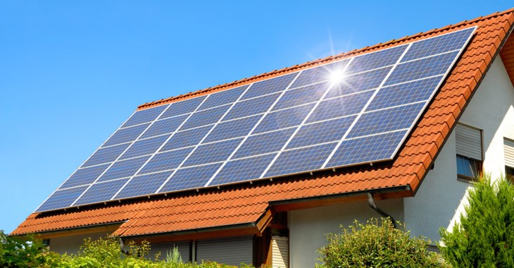 Solceller med försäkring på ett hustak.