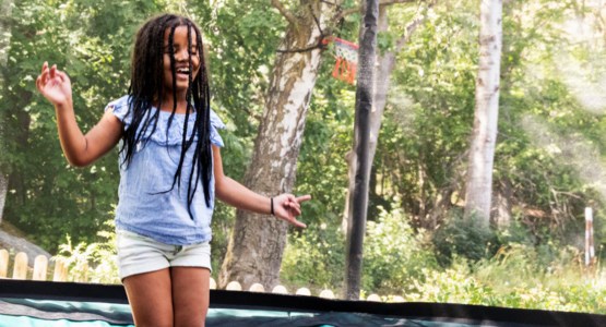 Flicka hoppar studsmatta