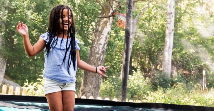 Barn spelar fotboll.