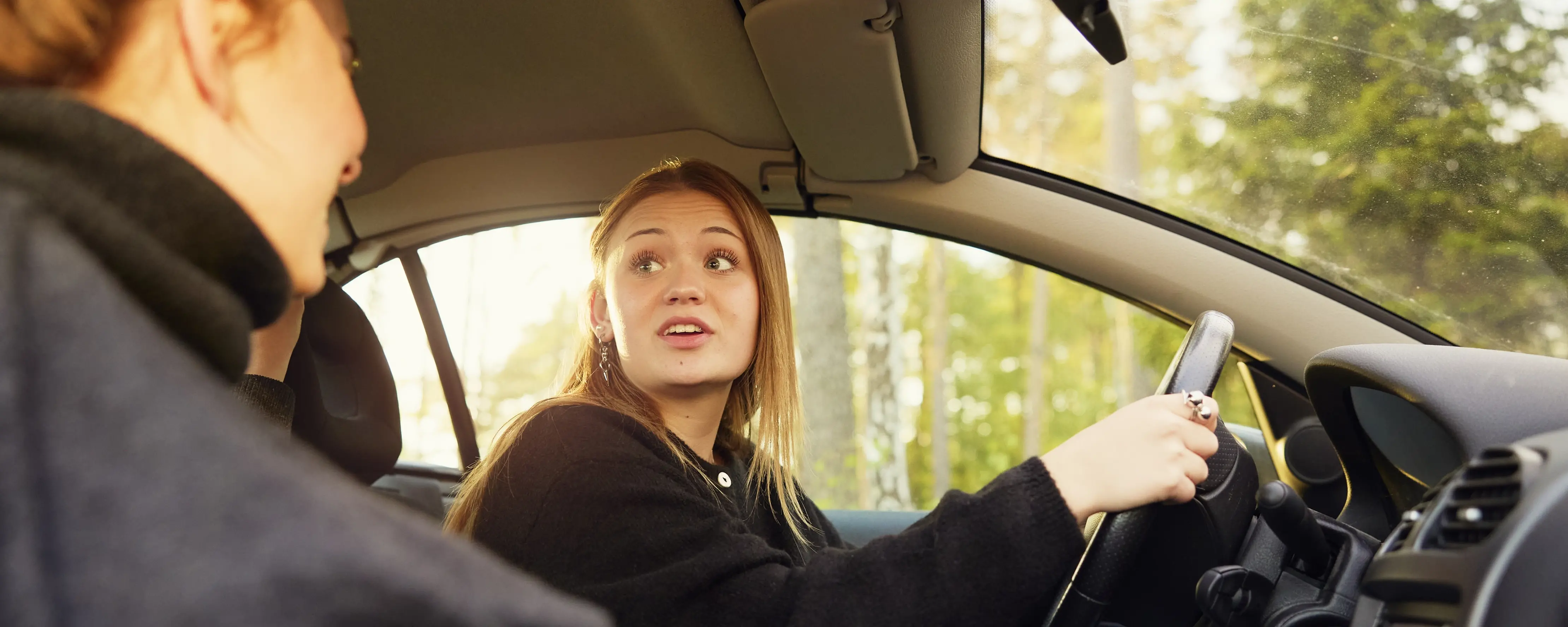 Kille bredvid parkerad a traktor, foto..