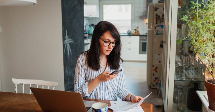 Kvinna betalar räkningar.