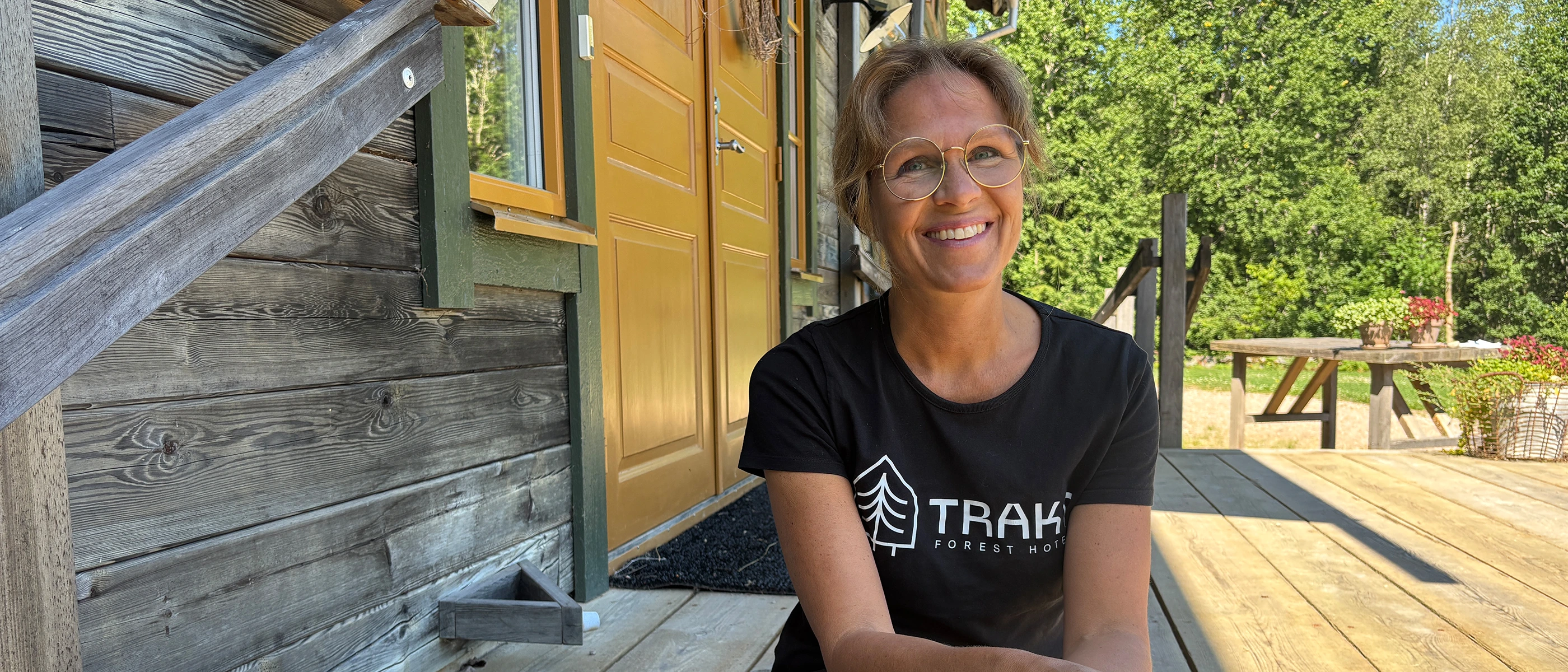 Kvinnlig lokal matentreprenör i Jönköping län som sitter på en trappa.