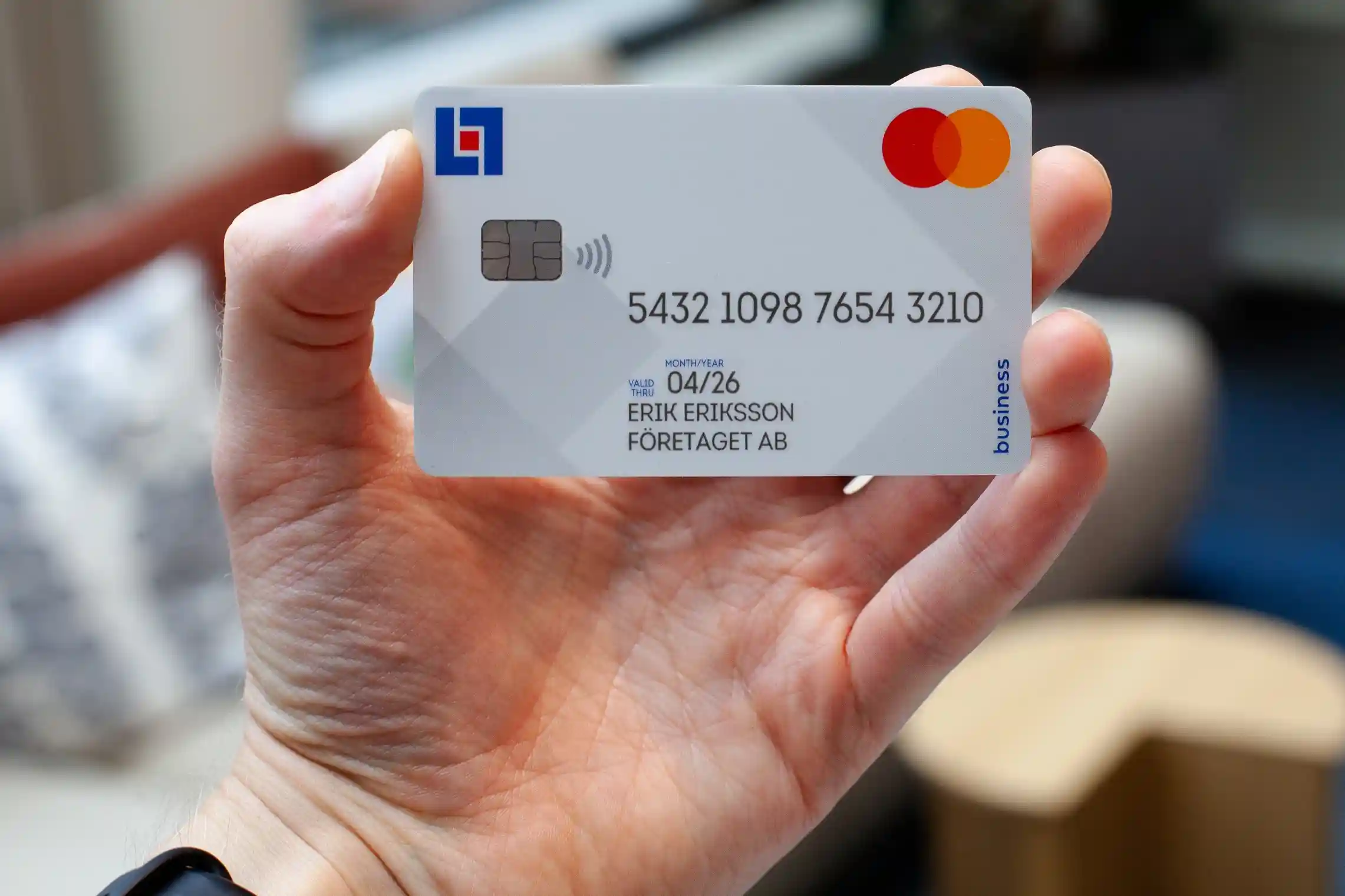 Företagare med företagskort, fotografi.