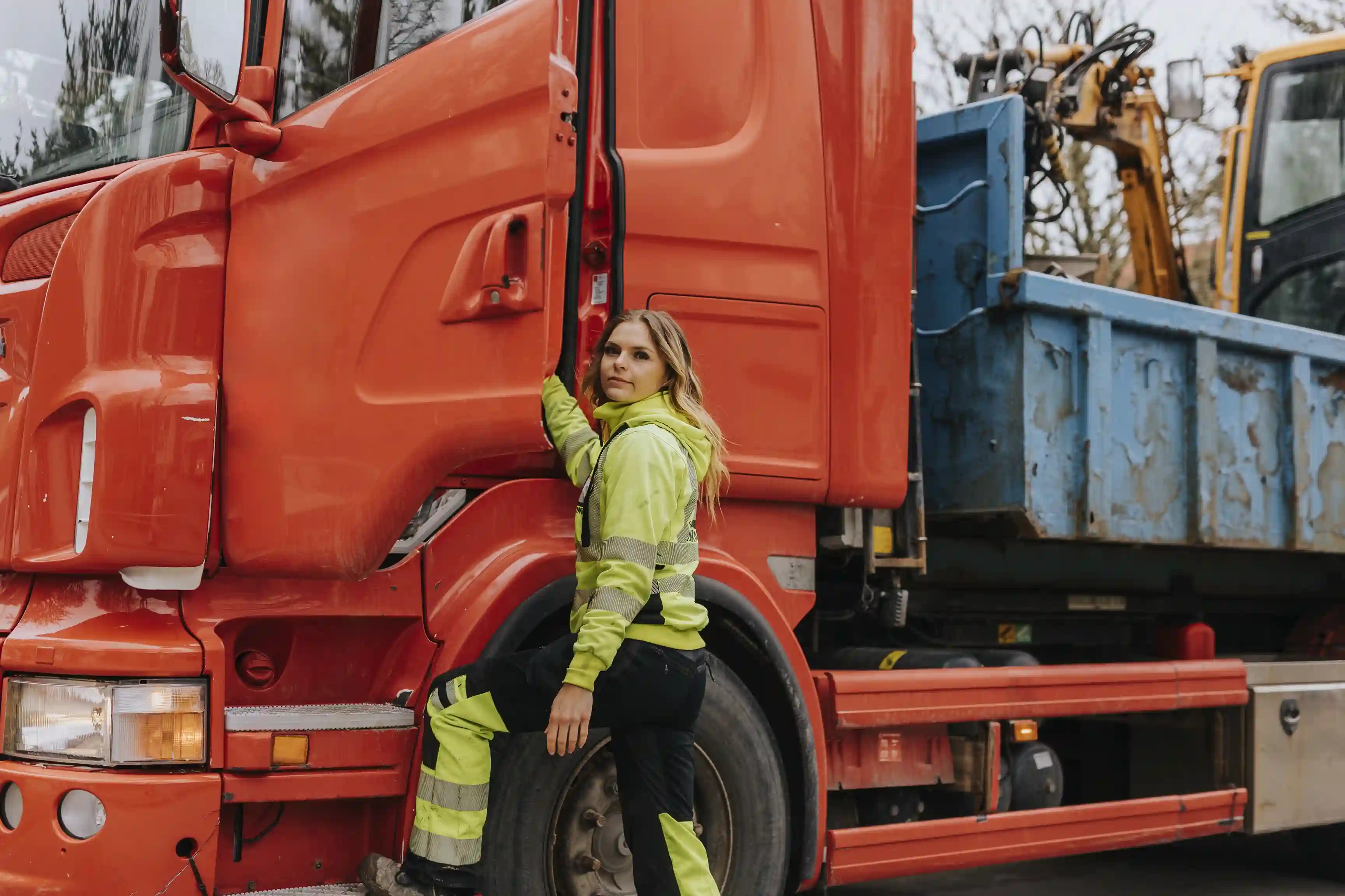Lastbilschaufför stiger in i lastbilshytt, fotografi.
