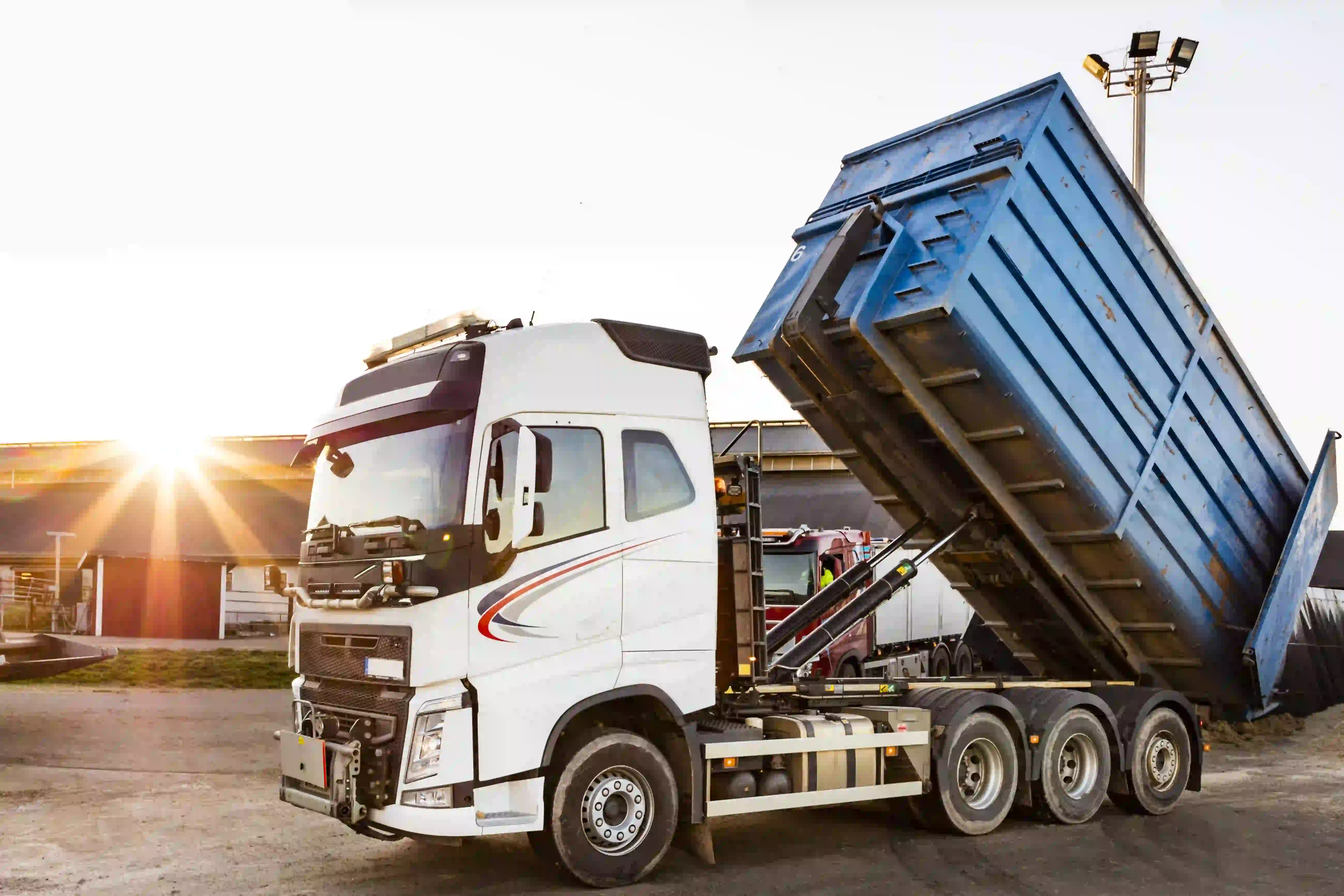 Lastbil tömmer last, fotografi.