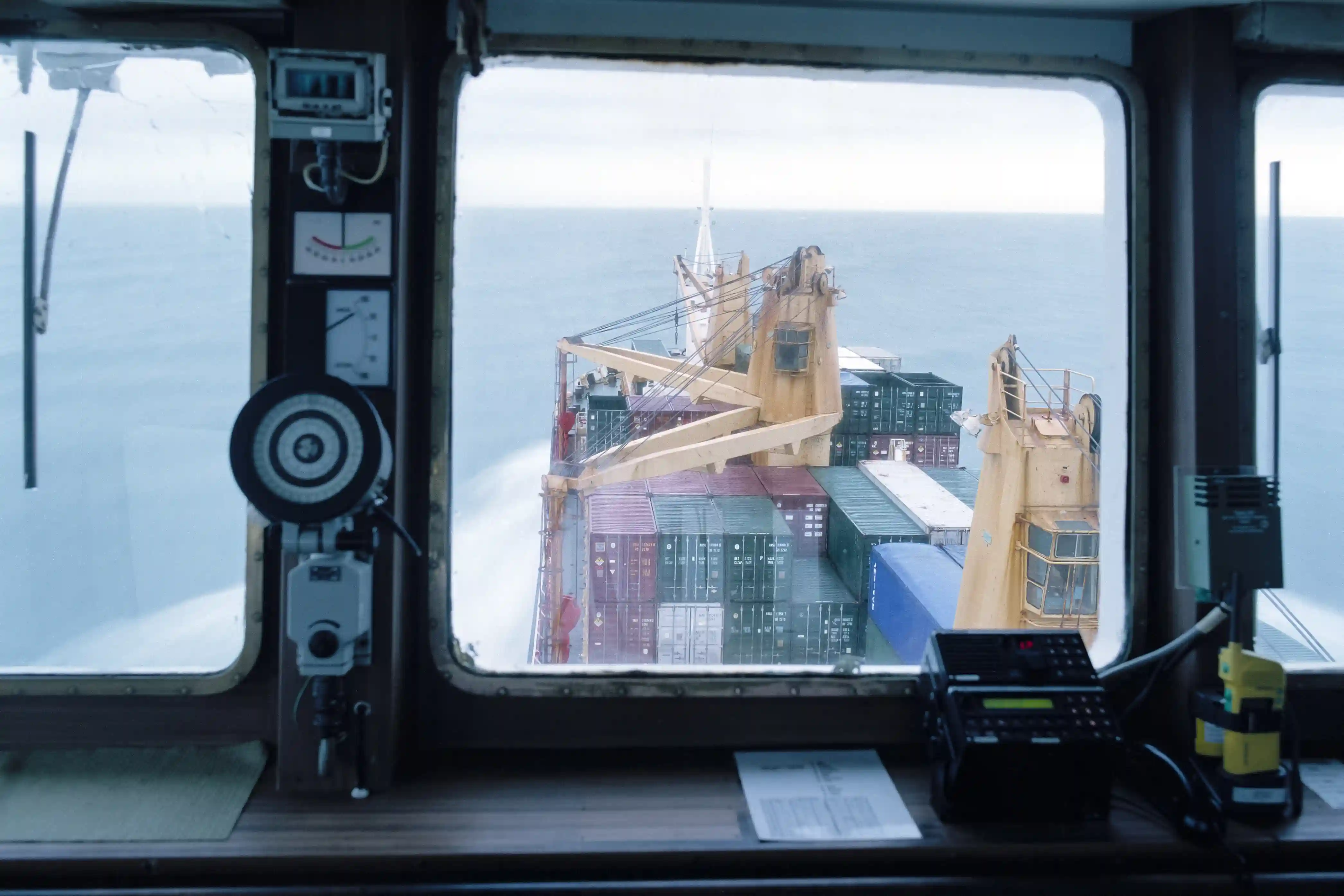 Lastfartyg ute till havs, fotografi.