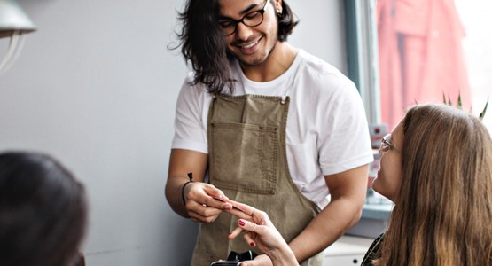 Kypare tar betalt, fotografi.