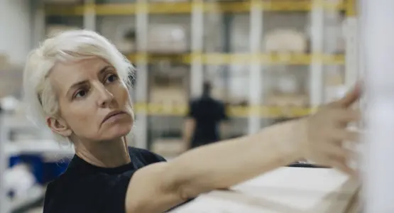 Kvinna i verkstad med betalningsgaranti. 