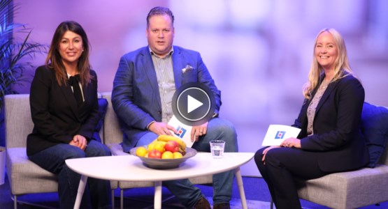 Tre personer sitter i en studio och tittar in i kameran.