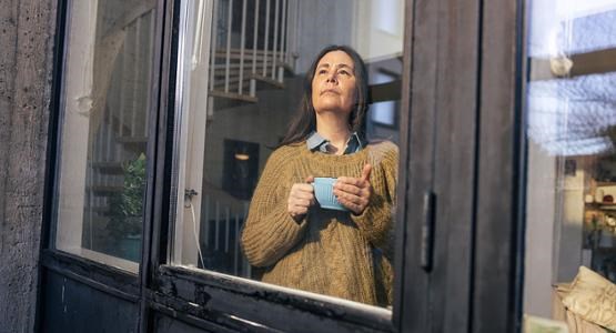 Kvinna som funderar på att flytta till ett mindre boende.