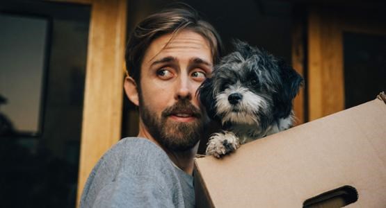 Man med flyttkartong.