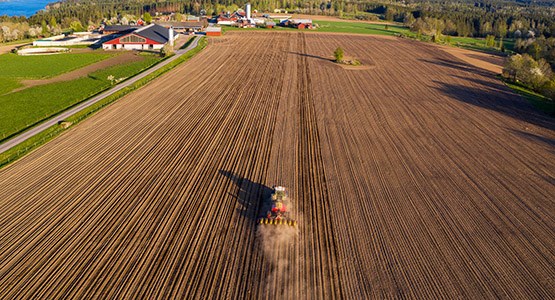 Traktor på en åker