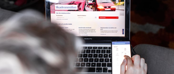 Svara på kundundersökning i soffa.