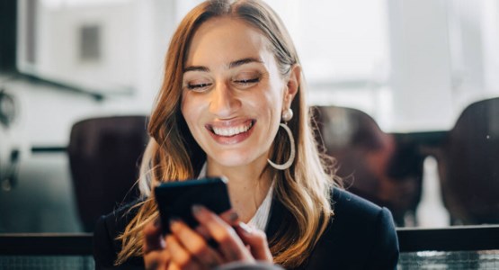 Foto på kvinna som funderar på om hon ska köpa ny bostad eller sälja sin nuvarande först.