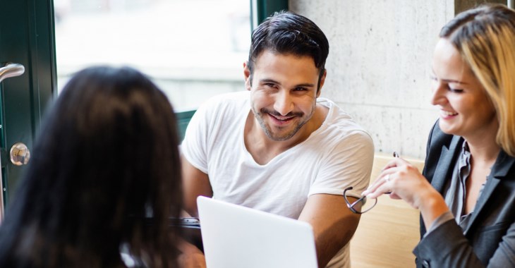 Personer sitter med en laptop i ett möte