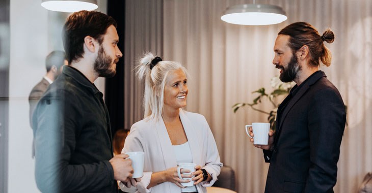 Kollegor på kontoret i samtal.