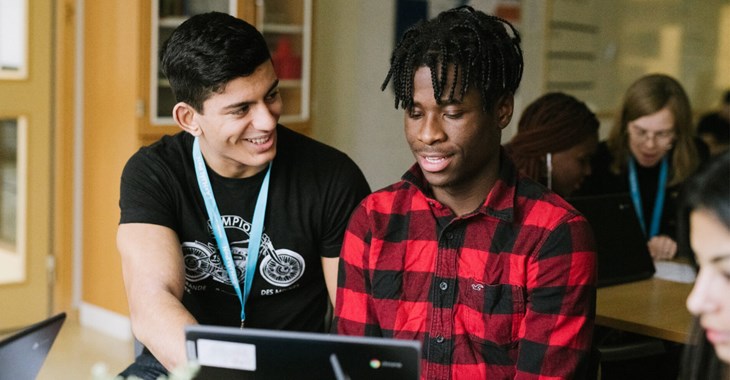 Elev får läxhjälp