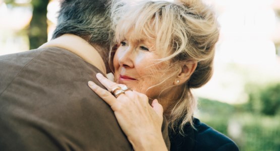 Foto på äldre par som kramar varann.