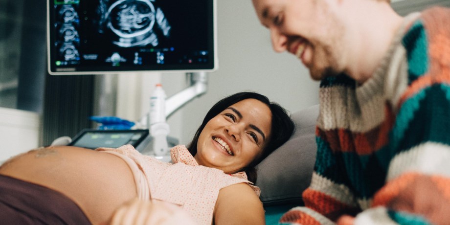 Gravid kvinna på ultraljudsundersökning. 