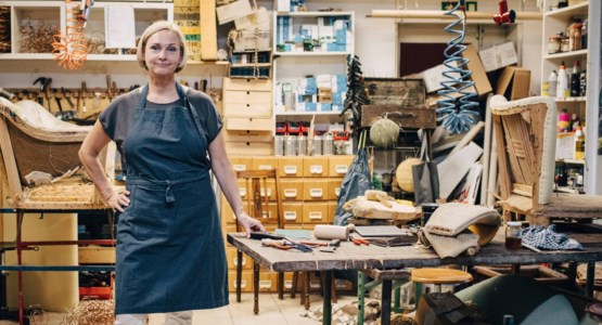Kvinnlig företagare i verkstad.