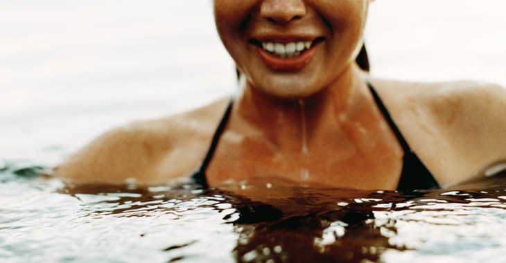 En tjej som badar i havet.