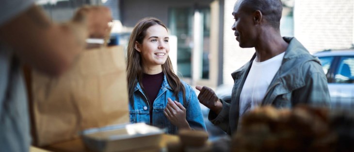 Kunder som handlat och får en papperspåse