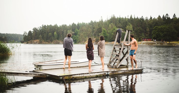 Människor på badbrygga, foto.