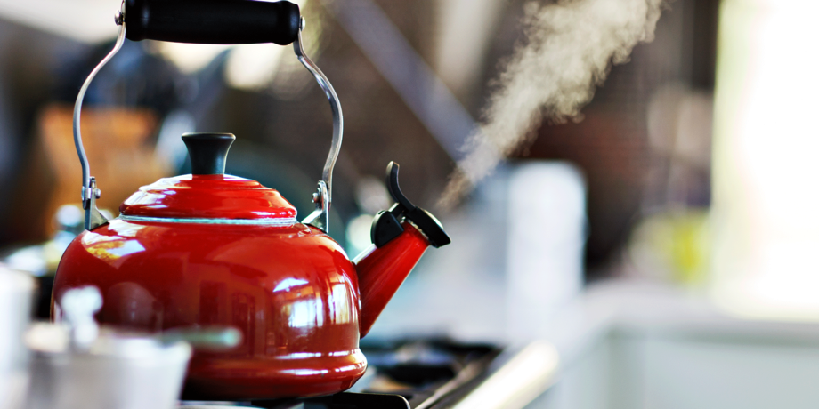 Tekanna som kokar på spisen.