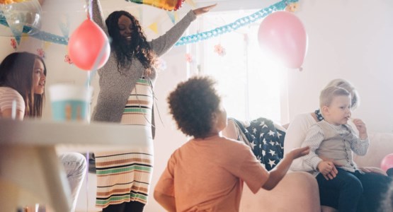 familj som har kalas med ballonger