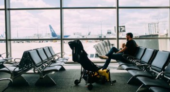 Pappa och barn på flygplats.