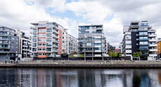 Flerfamiljshus vid Nissan i Halmstad.