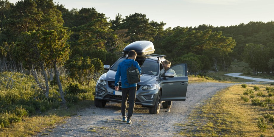 Man utanför sin bil.