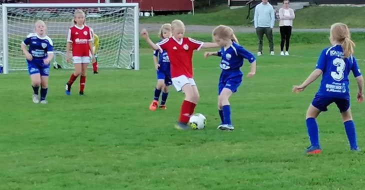 Barn spelar fotbollsmatch 