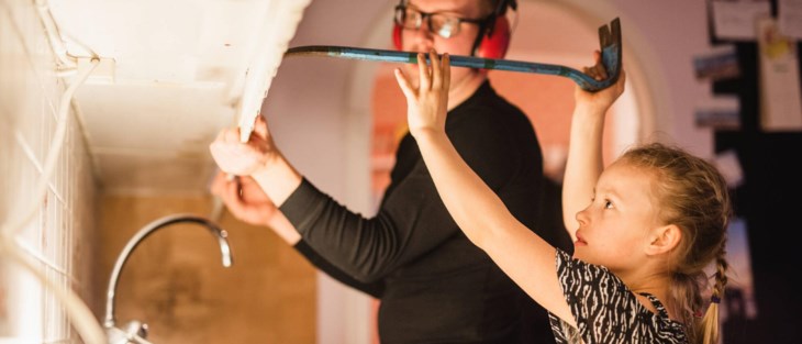 Pappa och dotter river kök