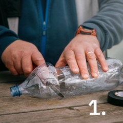 Händer som skär igenom en PET-flaska med kniv.