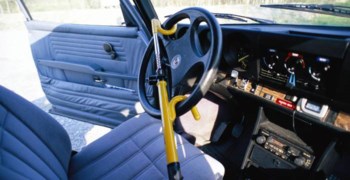 Parkerad bil med rattkrycka.