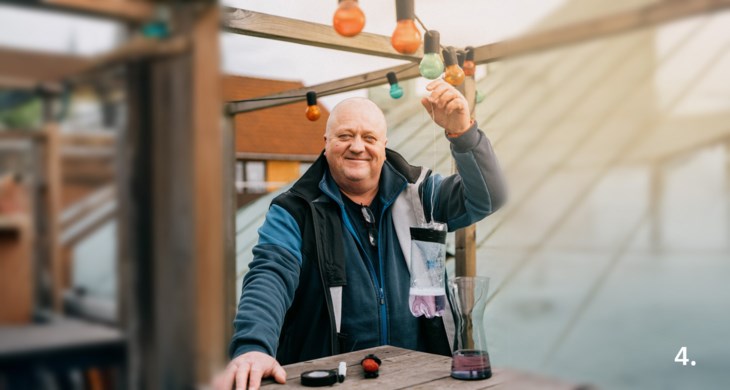 Johan Kalin håller upp den egengjorda getingfällan framför sig.