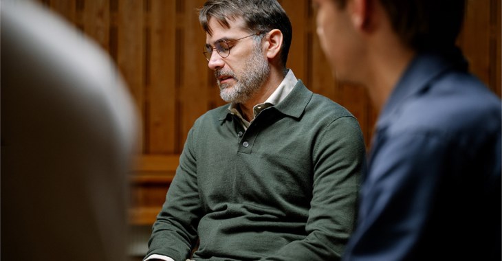 Svårlurad man blir uppringd medan han står i köket och ska dricka kaffe.