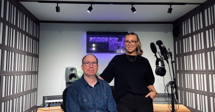 Pressbild från studion i Uppsala på Peter Andersson, verksamhetschef, och Stephanie Träff, ungdomsvägledare Uppsala Stadsmission,