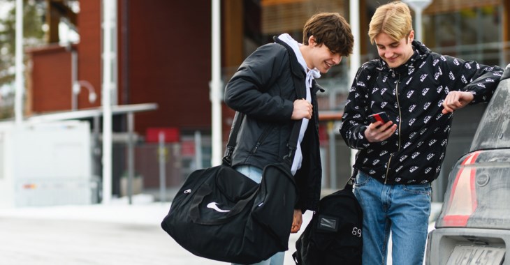 Två killar vid mopedbil med mopedbilsförsäkring