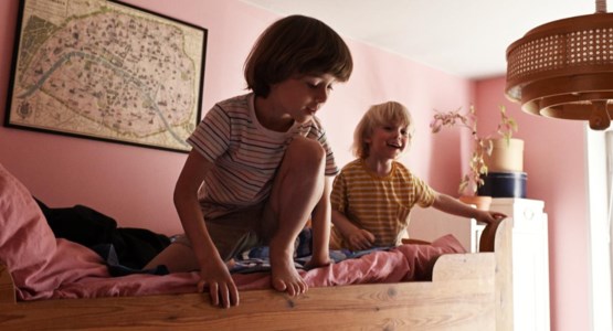 syskon i våningssäng