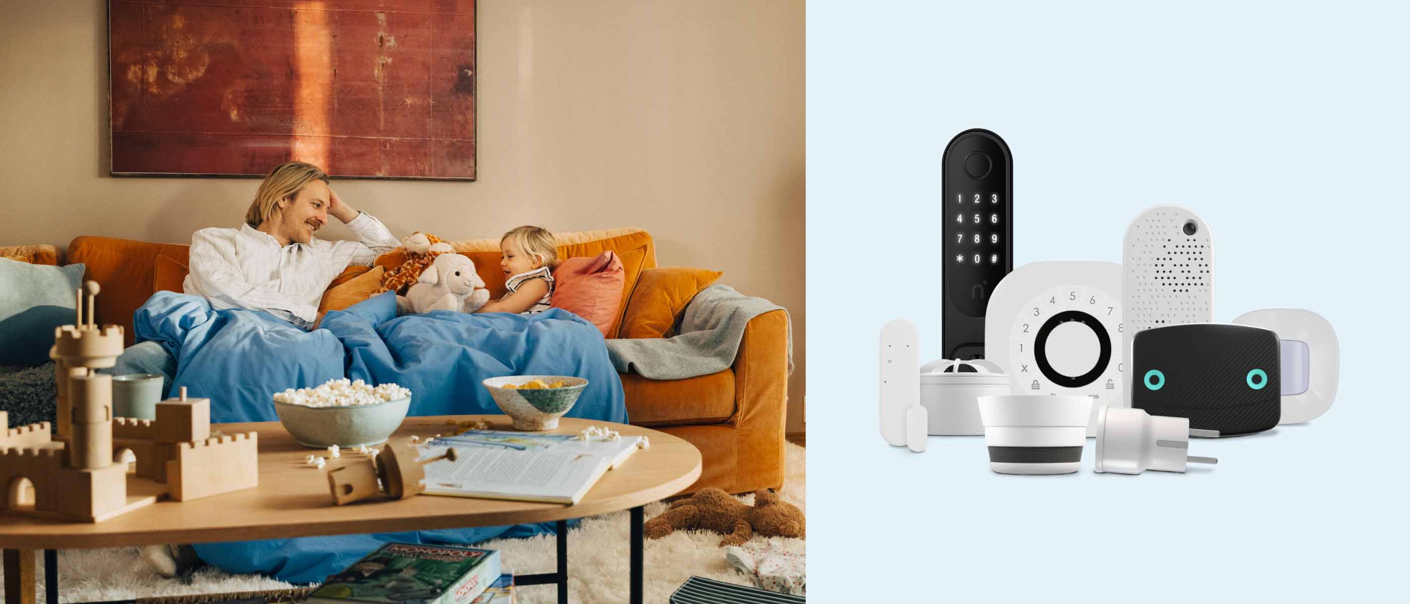 Collage av barn och förälder sitter i soffan under täcket och alf-paketet.