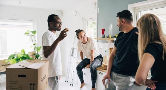 Ungdomar paus i flytten bild.