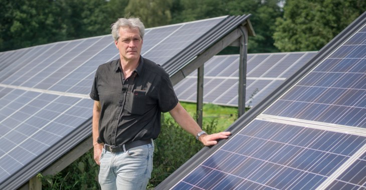 Snickaren Björn Sandberg vid sin solcellspark.