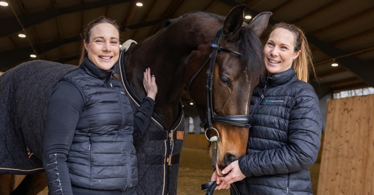 Tvillingsystrarna Emma och Emelie Ingvarsson driver stall Gangsmad utanför Nybro