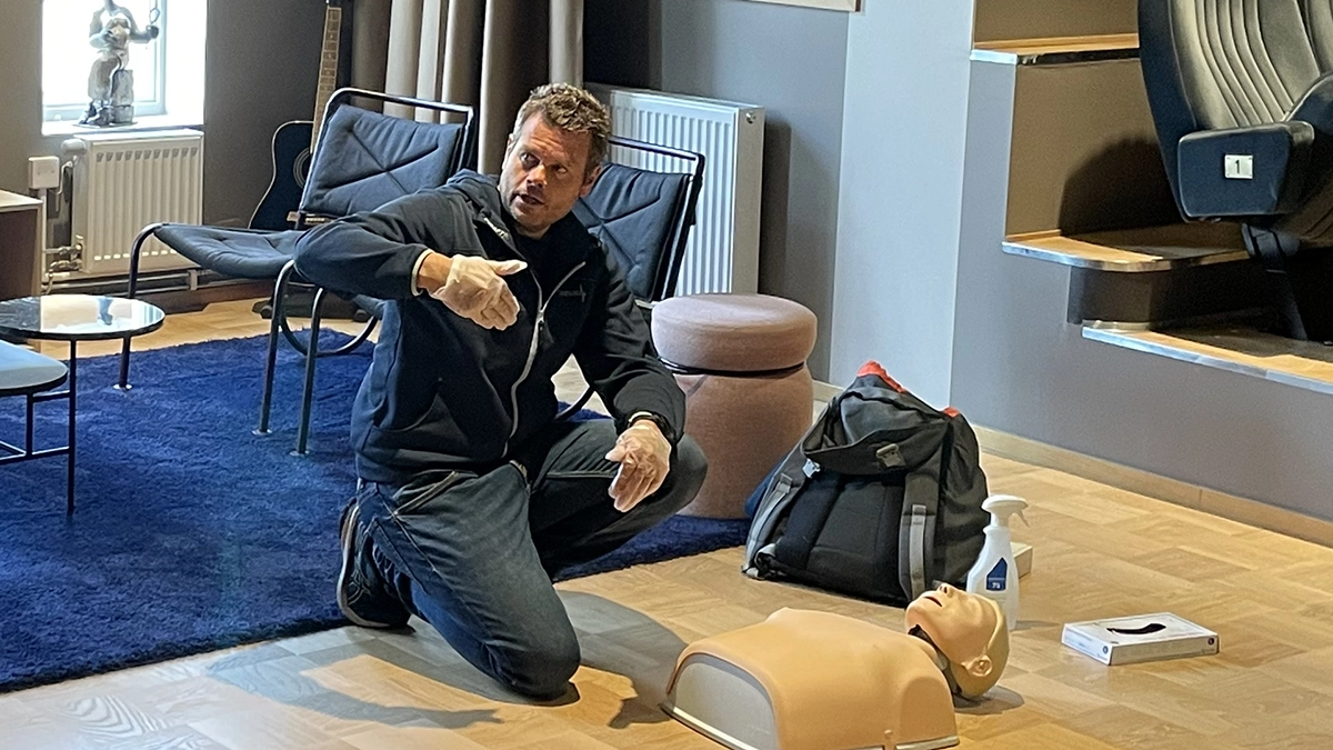 Mathias på Akutinsats visar HLR på en docka.